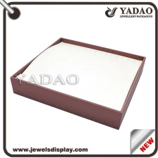 China Weiße Grundleder Holz Armband Display Tray Herstellung eleganter guten Blick Hersteller