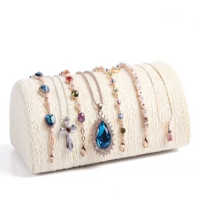 Chine Elégant demi cylindre de bois affichage de collier de bracelet de base avec divers couvercle matériel pour affichage du compteur de bijoux fabricant