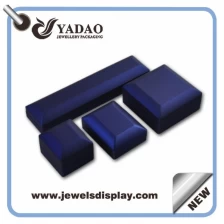Cina Prezzo di fabbrica delle azioni promozionali a LED gioielli luce scatole vetrina per gioielleria imballaggio visualizza braccialetto scatole produttore