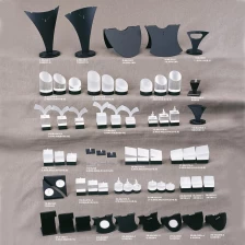 porcelana Exhibición de acrílico de la joyería exhibición de acrílico negro blanco de la manera pone de pie y exhibición de acrílico con el logotipo para el anillo / pendiente / panden etc fabricante