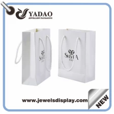 Chine Mode blanc bijoux sac de papier commercial avec votre logo fabricant