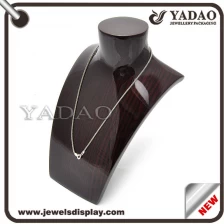 China Gross Holz Schmuck Display Büste für Halskette Made in China Hersteller