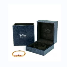 Chine Boîte d'emballage de bijoux verts imprimé de haute qualité pour la chaîne de bracelet de pédant pour anneau fabricant