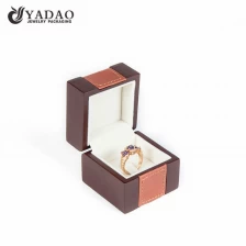 porcelana Caja de anillos marrón de madera hecha a mano de alta gama cubierta con cuero sintético adecuada para empacar y exhibir joyería fina. fabricante
