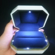 porcelana Caja de anillo octogonal de alta gama con luz LED brillante revestida de laca brillante en stock. fabricante