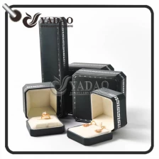 中国 High end plastic ring box with soft velvet as innner material with a similar design of the famous jewelry brand. メーカー