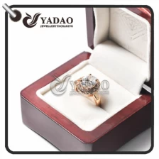 China Caixa de anel de madeira da extremidade elevada com revestimento lustroso do piano que é o fósforo perfeito de seu anel do diamante e anel da gema. fabricante