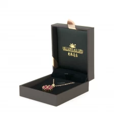 China Caixa de jóia de papel de couro PU pétaleta de alta qualidade personalizada caixa de anel vermelho fabricante