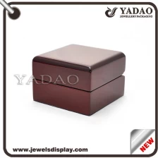 China Markieren Sie lackierten hölzernen Kasten Gloosy Verpackungsschachtel aus Holz Box für Ring-Packung Hersteller