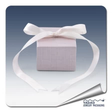 porcelana Venta caliente hermosa caja de regalo de papel de la joyería púrpura con arco para la tienda de joyería hecha en China fabricante