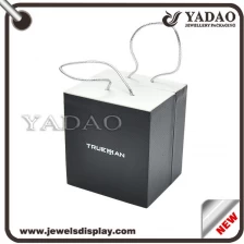 Chine Hot vente spéciale logo conçu format personnalisé imprimé diverses coffret cadeau en plastique de bijoux fonctionnelle avec des poignées de gros fabricant