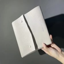 中国 大きなネックレスパッケージングポーチバッグ用のアイボリーエレガントな白いマイクロファイバーボタンフラップデザイン メーカー