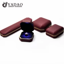China LED caixa de jóias conjunto que é coberto com couro bom; o interior é revestido com veludo; durável em uso; em stock. fabricante