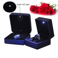 Čína LED světlo kůže šperkovnice pro kroužek náhrdelník náramek atd s vaším logem vyrobené v Číně výrobce