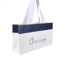 Chine Papier d'art bleu clair et blanc impression logo élégant cadeau sac de poignée d'emballage de bijoux fabricant