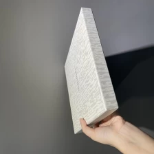 Chine Collier de bijoux de marques de luxe Boîte en papier d'emballage avec pochette en microfibre fabricant