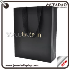 porcelana Clásicos de lujo bolsas de papel negro con el logotipo estampado en caliente de oro para la fiesta de tienda y centro comercial favorece bolsas de embalaje de papel fabricante