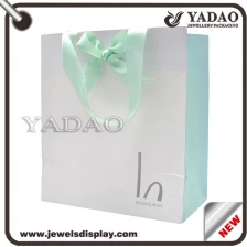 China Luxury paper shopping bag feshion customized paper gift bag manufacturer