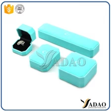 China Magical Adorable Bulk Sale handgefertigte Waorm Farbe Kunststoffbox für Silber Gold Ringe Ohrringe Anhänger Hersteller