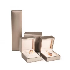 Κίνα Τα πιο δημοφιλή όμορφα χειροποίητα προσαρμοσμένα πλαστικά δερμάτινα κοσμήματα σετ κοσμήματα για δαχτυλίδι, earing, βραχιόλι, κολιέ και κρεμαστό κόσμημα κατασκευαστής