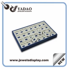中国 宝石店のための取り外し可能なイヤリングカードを搭載した新しい到着PUレザーレットイヤリングディスプレイトレイ メーカー