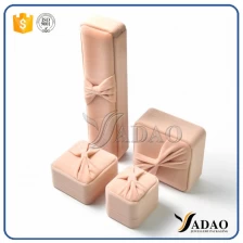 China Novo design de moda cor quente caixa de presente romântico feito de plástico coberto com conjuntos de caixa de jóias de veludo fabricante