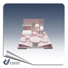 中国 ノーブルロマンチックなバラ形のスタンドジュエリーディスプレイは卸売のためのキャビネットにリングイヤリングペンダントのブレスレットを表示するように設定します メーカー