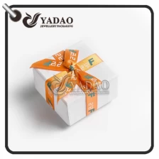 China Saco de presente de papel OEM / ODM adequado para pacote de lembrança de presente de relógio de joias com cor e tamanho personalizados. fabricante