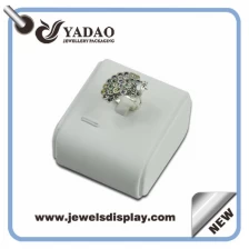 Κίνα OEM ή ODM λευκό δέρμα κοσμήματα εκθετηρίων δαχτυλίδι κατασκευαστής