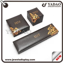 China Plastic + PU inserção de veludo couro jóias caixa de exibição de jóias com anel e pingente nacklace fabricados na China fabricante