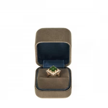 porcelana Diseño personalizado popular de la caja del anillo del terciopelo para el paquete fino de gama alta de la joyería con insignia impresa con calidad del alto grado. fabricante