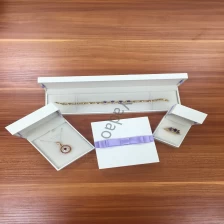 Κίνα Δημοφιλές σχέδιο λευκό κοσμήματα χαρτί δερματίνη μεντεσέδες κουτί κουτιά συσκευασίας κοσμήματα με τόξο Πολυτελές Σετ Προσαρμοσμένο λογότυπο τυπωμένα κουτιά δώρων κοσμήματα προμηθευτή κουτιά κατασκευαστής