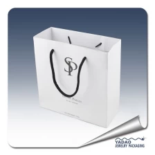 China Popular white color Paper shpping bag with handle and silk print logo made in China manufacturer