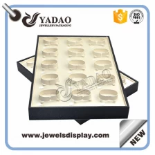 Chine Long rectangle grand plateau d'affichage de bijoux en cuirette pour bracelet avec anneau C surface plane bois fabricant