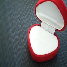 Китай Красные бархатные украшения кольцо дисплей коробки для отображения женщина ювелирных реквизит из Китая производителя производителя