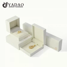 الصين تصميم مربع قلادة المجوهرات البيضاء وتخصيص مربع التعبئة والتغليف والمجوهرات مع شعار وكولو الصانع