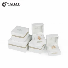中国 印刷される注文のロゴの白いプラスチック箱の宝石類のオルガナイザーの貯蔵の宝石箱 メーカー