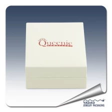 porcelana Caja plástica blanca con tapa para collar y colgante embalaje regalo caja de plástico con el logotipo de la empresa fabricante