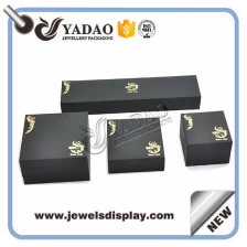 porcelana Comercio al por mayor de la fábrica de China de las cajas para el pendiente del anillo del brazalete y pulsera collar de embalaje de cuero sintético negro conjunto joyero fabricante