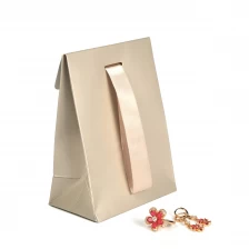 الصين Wholesale Custom Cardboard Paper Shopping Jewelry Ribbon Bag  الصانع