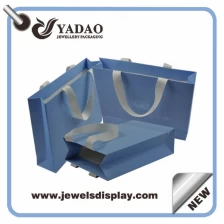 Chine Gros logo personnalisé bleu sacs pour les bijoux et l'emballage cosmétique papier fort cadeau sac à main fabricant