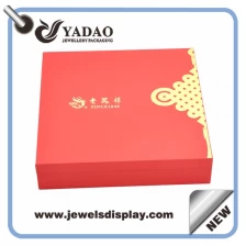 Китай Оптовые пластиковые покрытые красной искусственной кожи случаях бумага браслет ювелирных для прилавка и окна экспонента браслет коробки производителя