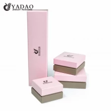 Китай Оптовый симпатичный квадратный изготовленный на заказ логос бумажный шкаф коробки ювелирных изделий с нестандартным размером, цветом производителя