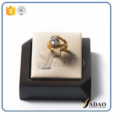 الصين الجملة تصميم فريد المنقولة بو الجلود عرض موقف المجوهرات لخاتم الزفاف / قلادة الصانع