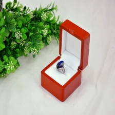 China Dom caixa de madeira da jóia do anel fabricante