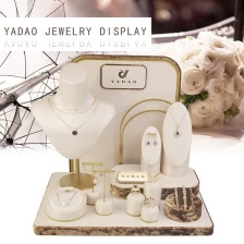 China Yadao Custom Free Logo Printing White Luxurious Jewelry Display fabricante
