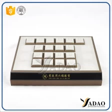 Chine Prix de l'usine de yada personnalisez le logo libre en gros OEM ODM anneau en bois couvert de lin/bijoux en cuir présentoir de cadre de plateau matériel fabricant