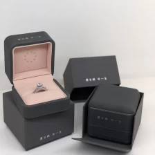Cina Yadao Jewelry Box in plastica PU in pelle PU e inserto in microfibra Inserire anello scatola d'imballaggio angolo tondo con metallo decorato produttore