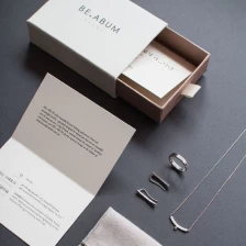 Chine Yadao nouvelle boîte en papier avec pochettes à bijoux en microfibre de velours et de daim avec coussinet et boîte en mousse de velours fabricant