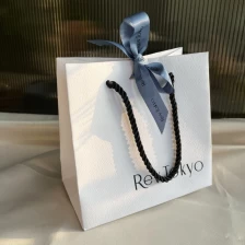 Chine Yadao Custom Design Sac Cadeau Packaging Shopping Sac en papier avec poignée de corde et ruban bleu au milieu fabricant